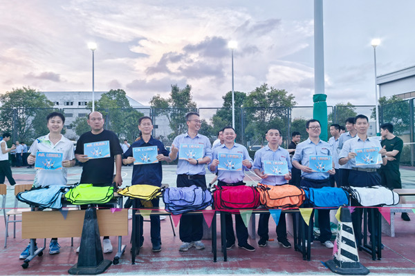 奇億金屬趣味運動會獲獎團(tuán)隊與獎品合影